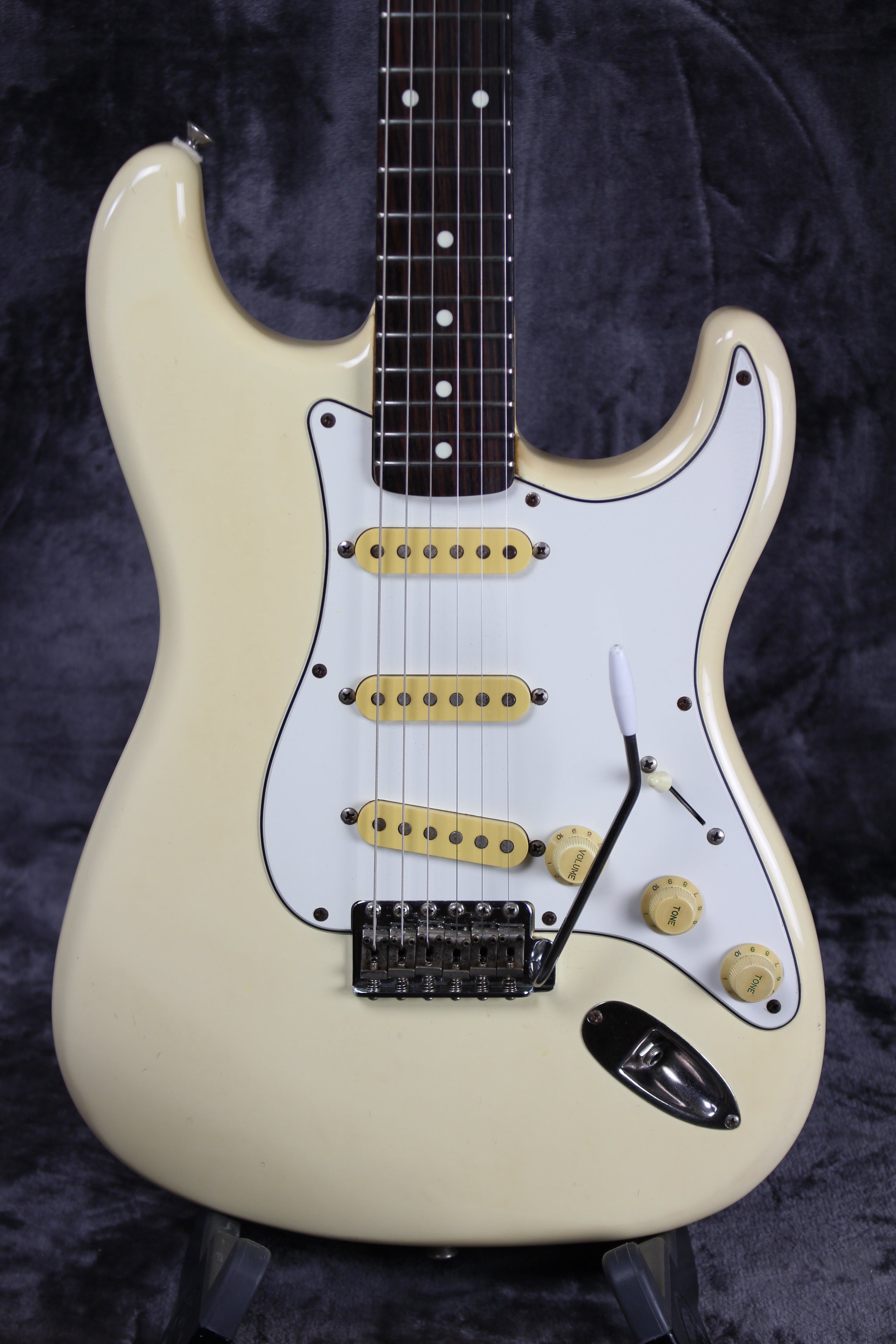 Squier by Fender Affinity Series Stratocaster Junior HSS Ice
